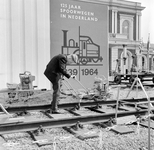 854508 Afbeelding van een bezoeker die een kraagschroefmachine hanteert op de jubileumstentoonstelling Van Stoom tot ...
